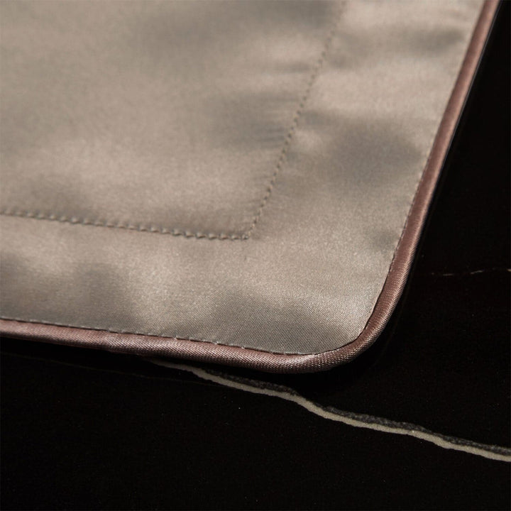 Pillowcase corner stitching and narrow piping detail
